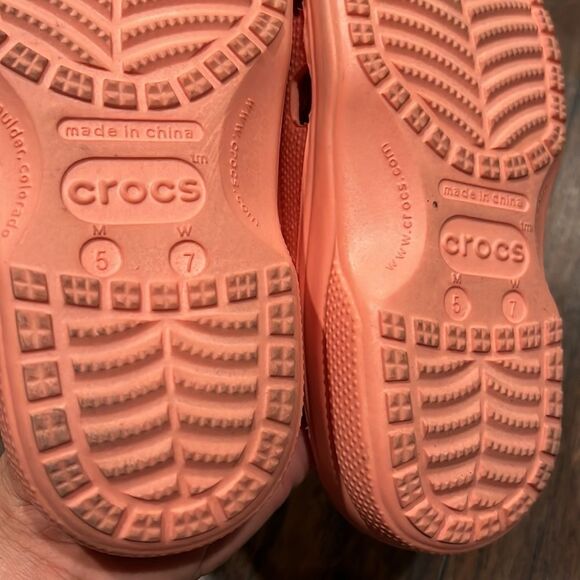 CROCS // Classic Clog NEON WATERMELON EUC women’s size 7 - Picture 5 of 6